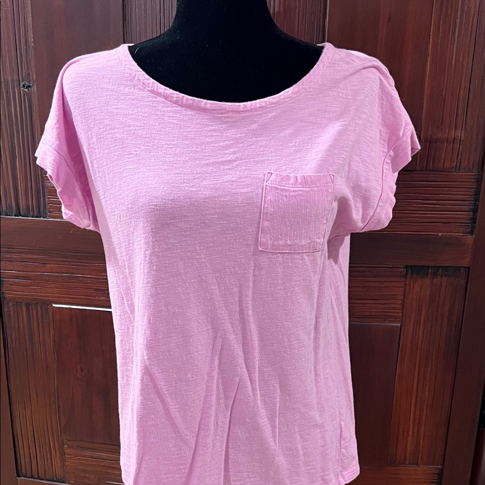 Talbot dressed up tee. Button closure and cuffed sleeves. M